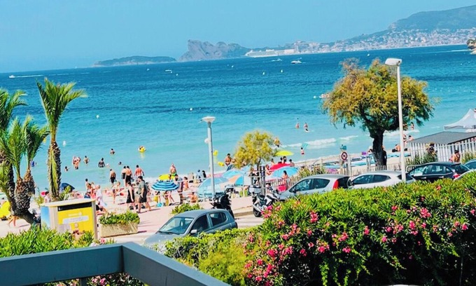 Les Lecques Apartamento | Seafront apartment with sea view. Everything within walking distance with parking lot.