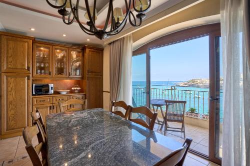 Marsaskala Apartamento | Seafront Luxury Apartment