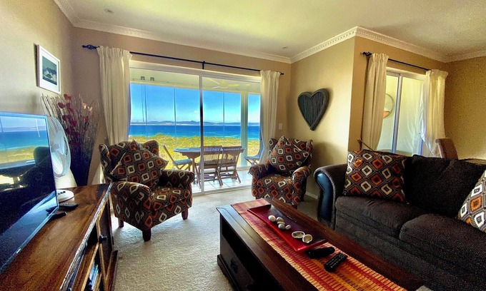 Hermanus City-Centre Apartamento | Seafront @ Marine Terrace - views of Walker Bay. Whales, waves and sunrise