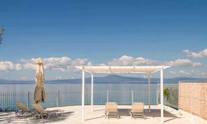 Avia Apartamento | Seafront Pouletis Family Drosoula Gem with pool