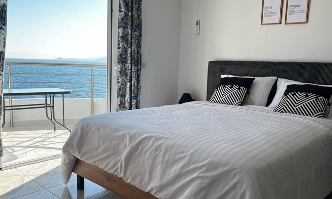 Avlakia Apartamento | Seafront studio with terrace
