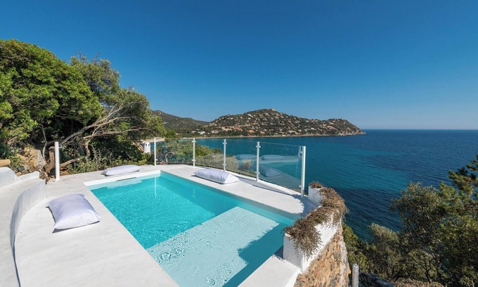 Torre delle Stelle Villa | Villa frente al mar "Bianca" en Torre delle Stelle, piscina climatizada, A/C, Wi-Fi, aparcamiento