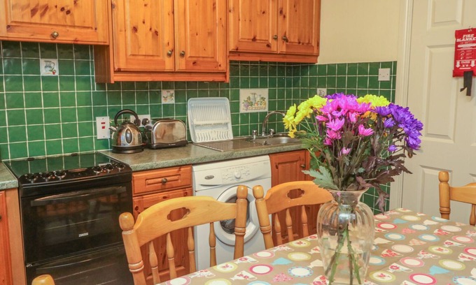Youghal Cabaña | SEAGAZE, pet friendly, with a garden in Youghal, County Cork