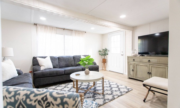 Palm Coast Cabaña | Seagrass Cottage II- Pet friendly walk to Atlantic Ocean & Intracoastal Waterway