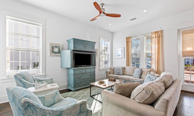 Greenway Park Casa | Bright home with pool access, W/D, & bicycles - near beach & dining