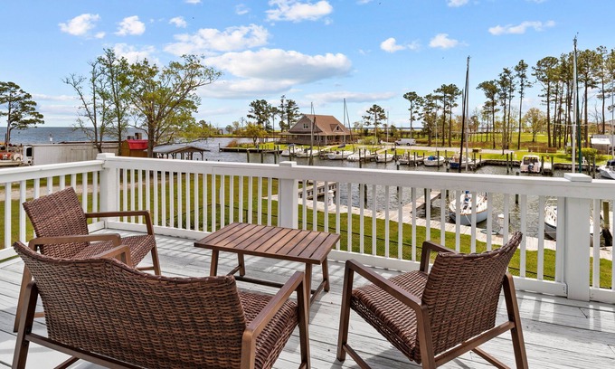 Oriental Casa | Seagulls Seaport- Pet Friendly, Waterfront, Slip