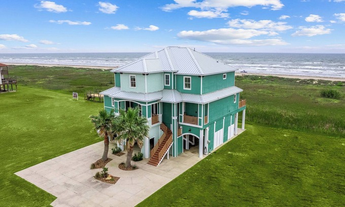Freeport Casa | Seahorse Beachfront Model - Luxury 5 Bed / 5 Bath with Elevator & Cabana Service