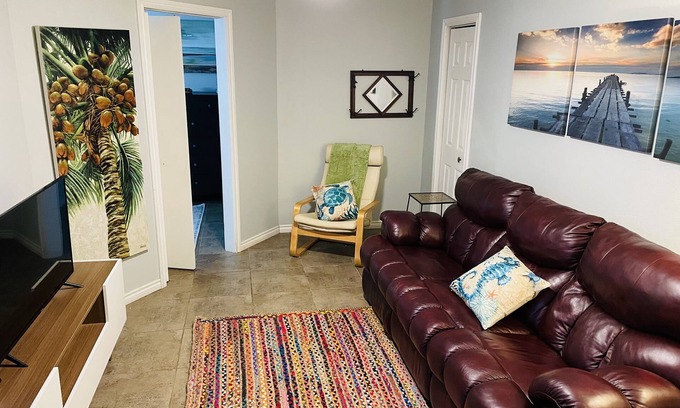 San Jacinto Apartamento | Sealy Suites B Historic East End - Walk to Beach, UTMB & Strand