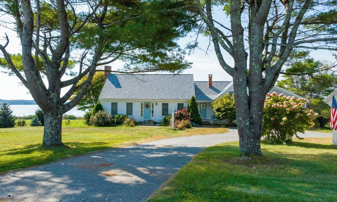 Harpswell Casa | SeaMeadow Cottage. Spacious, Deck, Bay Views and a 3 min walk to the Beach.