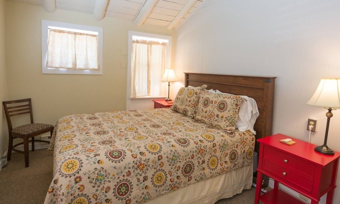 Gardiner Cabina | Seamless Comfort! Heated Pool, Complimentary Parking, Gardiner Downtown Nearby