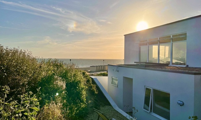 Seaford Cabaña | Seaphare Beach House by inspirestays-com - a cottage that sleeps 8 guests in 4 bedrooms