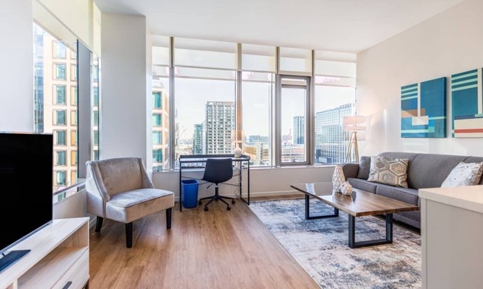 Seaport District Apartamento | Seaport Apt with City Views and Pool