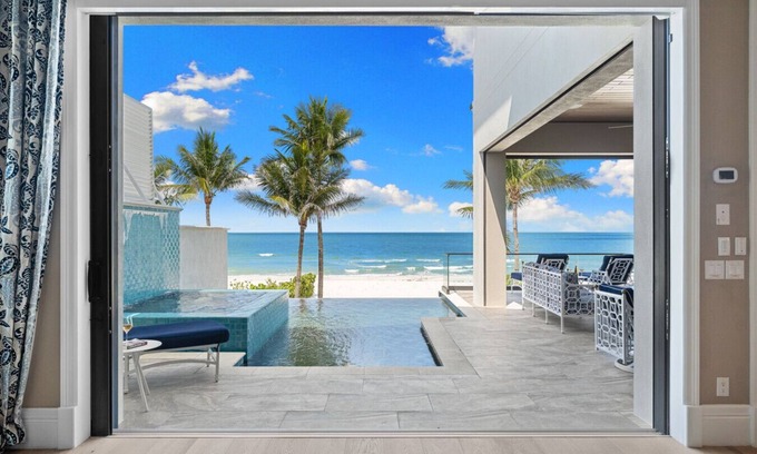 Bonita Springs Apartamento | Seas the Day - Award-Nominated Multimillion -Dollar Beachfront Home