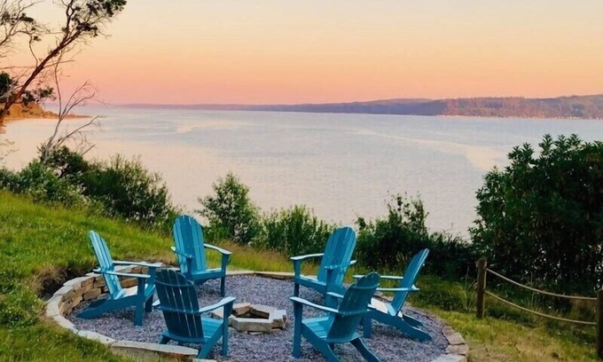 Camano Island Casa | "Seas the Moment" AIRSTREAM International SEA-RENITY Beach WATERFRONT & Kayaks