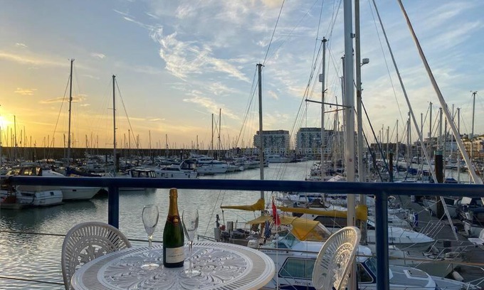 Seafront Apartamento | Seascape - Floating Home at Brighton Marina with free Parking