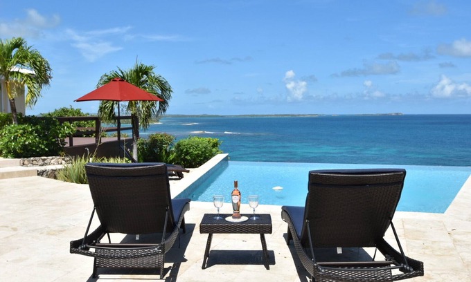 Willikies Villa | Villa 'Seascapes' 200º con vista al mar, a pasos de la playa de Long Bay