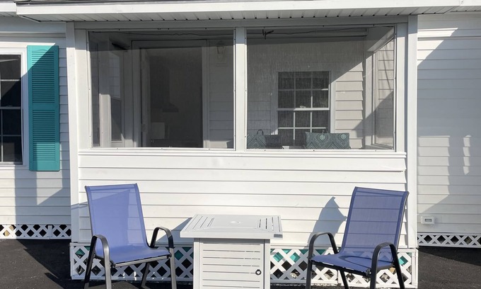 Old Orchard Beach Cabaña | Seashell Cottages/JK Rentals - Cottage 2, 1 full bed