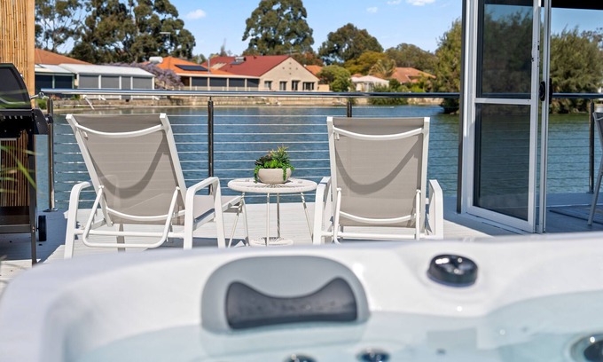 South Yunderup Casa | Seashells Lake House, with Sensational Hot Tub