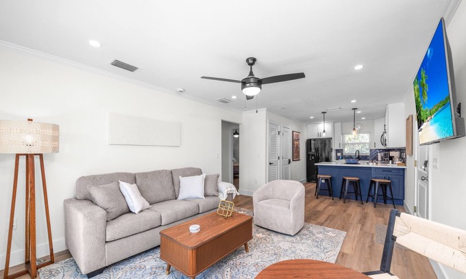 Sanibel Condominio | Seashells of Sanibel Unit 38- Bright 2-Bedroom Condo Steps from the Sand & Pool