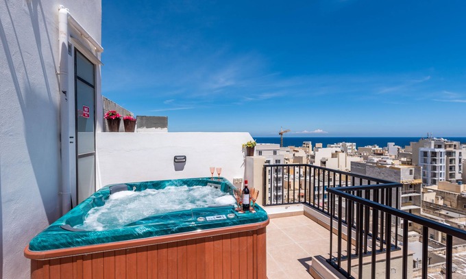 Bugibba Apartamento | Seashells Penthouse Hot Tub Seaview by Getaways Malta