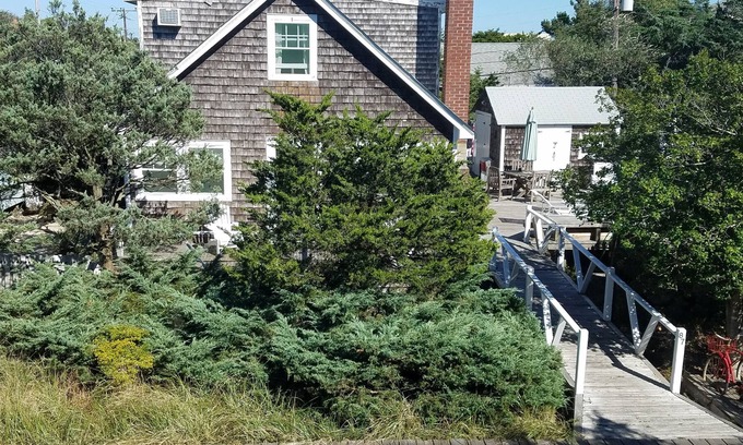 Fair Harbor Casa | Seashore Cottage charm, large deck on 2 lot private ‘‘Preserve,” 300’ from ocean