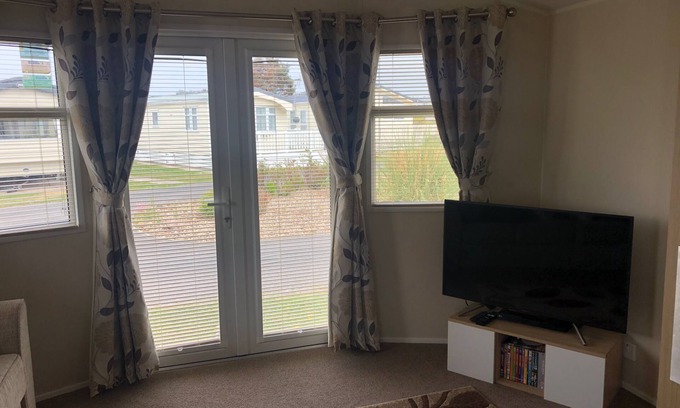 Prestatyn Cabina | Seaside 2-Bed Caravan Retreat - Sleeps 6 & Parking
