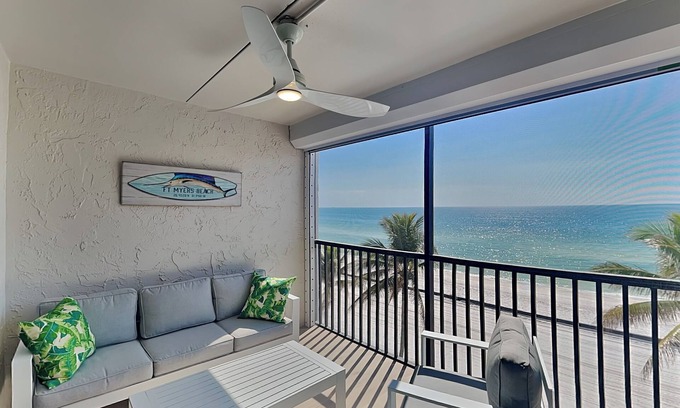 Mid Island Condominio | Seaside 405 | Gulf-Front Condo, Renovated, Stunning Views + Beach Access!
