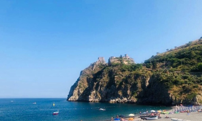 Sant'Alessio Siculo Apartamento | Seaside apartment in St. Alexis