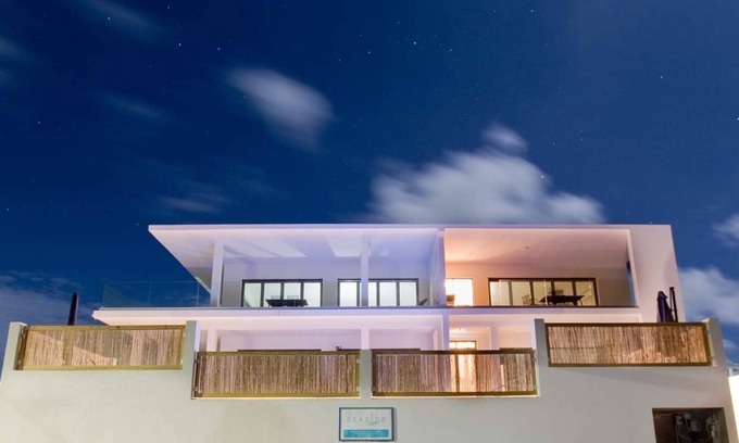 Oistins Apartamento | Seaside apartment with a view
