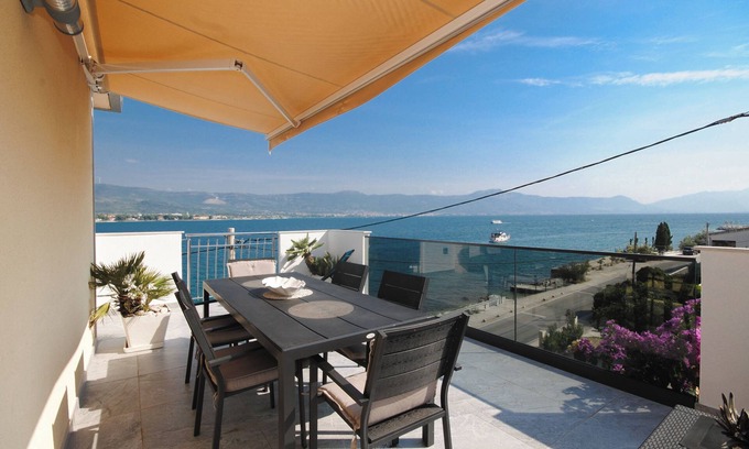 Arbanija Apartamento | Apartamento junto al mar con 3 terrazas.