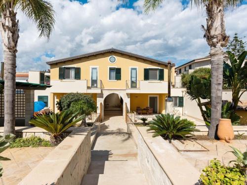 Reitani Apartamento | Seaside Apartment with BBQ & Garden
