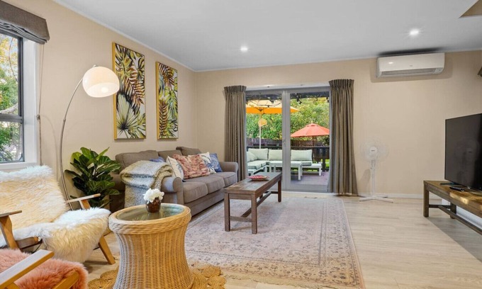 Torbay Casa | Seaside Bougainvillea Retreat close to Beaches