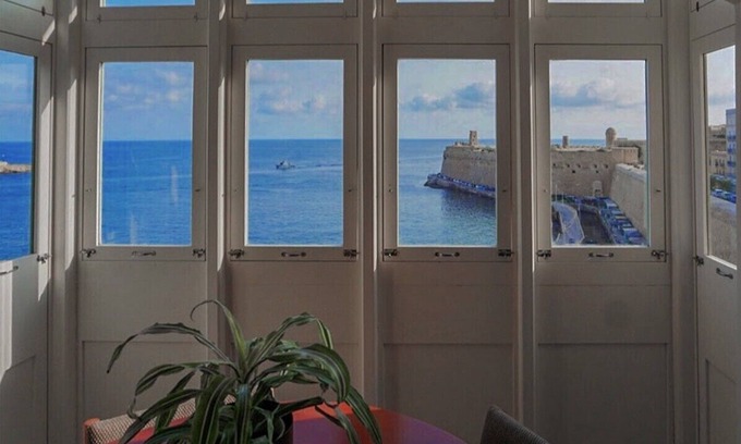 Madliena Apartamento | Seaside Bliss: 2-Bedroom Penthouse, Stunning Views