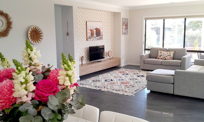 Cowes Casa | Seaside Boho - Family sized retreat with a big backyard! 10 mins from the beach!