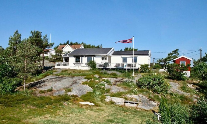 Lillesand Casa | Seaside cabin with terrace and ocean view
