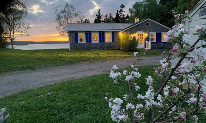 Campobello Island Cabaña | Seaside Cottage Con vistas excepcionales: precioso nuevo dormitorio principal y porche