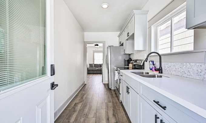 South Houston Cabaña | Seaside Cottage-Walk 2 Beach!