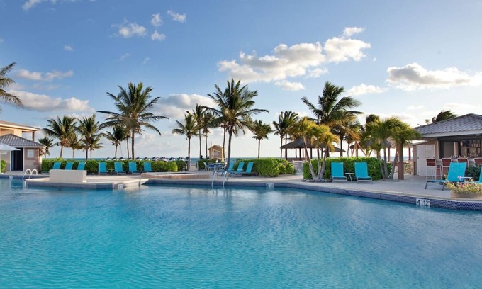 Crystal Harbour Complejo | Seaside Dream! 4 Family-Friendly Units, Outdoor Pool, Minutes to Camana Bay!