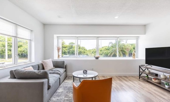Birch Park Finger Streets Apartamento | Seaside Escape: 1 Min to Beach, Park, Dining, Shopping & More!