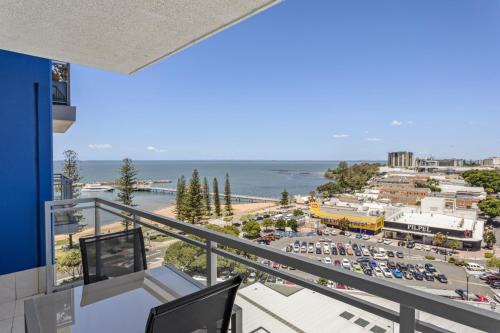 Redcliffe Apartamento | Seaside Escape with Pool, Balcony and Views