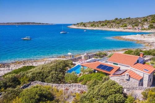 Veliki Drvenik Casa | Seaside family friendly house with a swimming pool Cove Pernatice, Drvenik - 11590