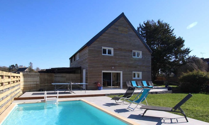 Jullouville Cabaña | Casa espaciosa con piscina privada cerca de la playa