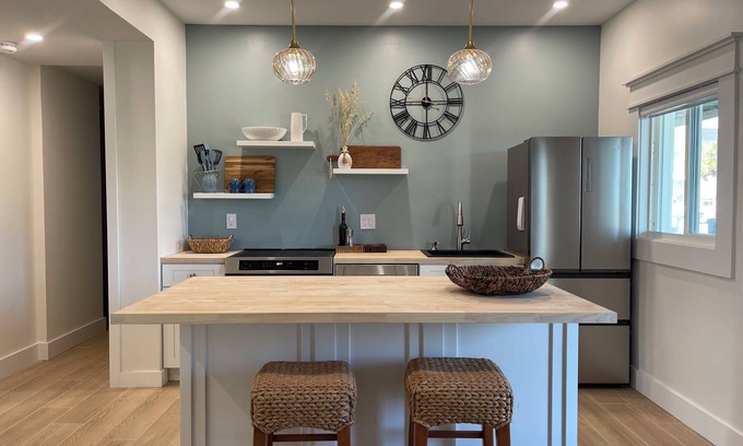 Marineland Acres Casa | Seaside King Suite, a minute from the ocean
