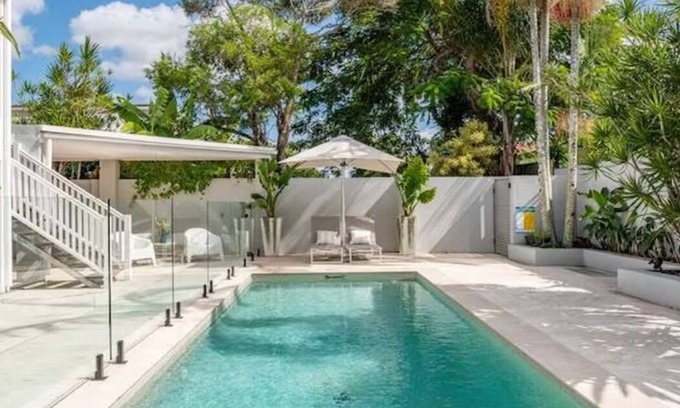 Mermaid Waters Casa | Seaside Luxury in ‘The Pocket’ 750m to Nobby Beach.