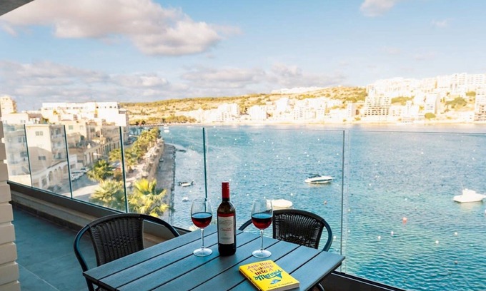 St. Paul's Bay Apartamento | Seaside Magic From a Stunning Apartment
