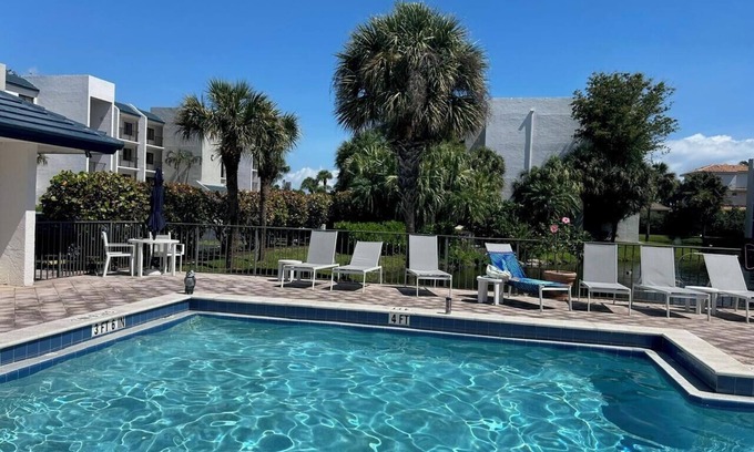 Bella Vista Condominio | Seaside Modern Elegance and 3 minute Walk to the Beach