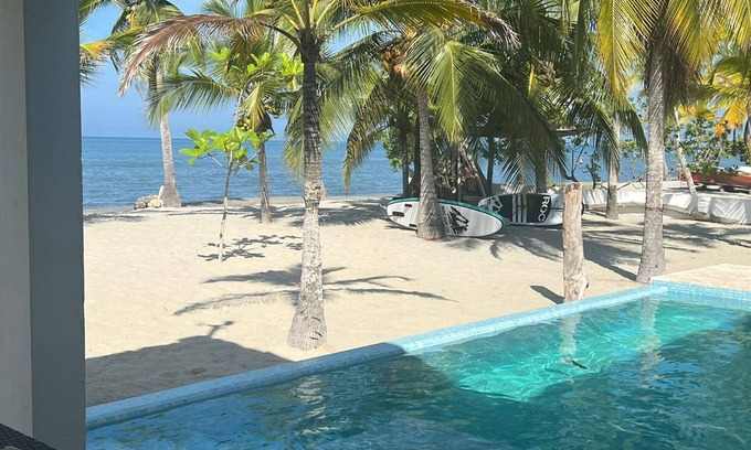 Tolu Casa | Seaside Paradise: 5-Bedroom Beach House with Pool