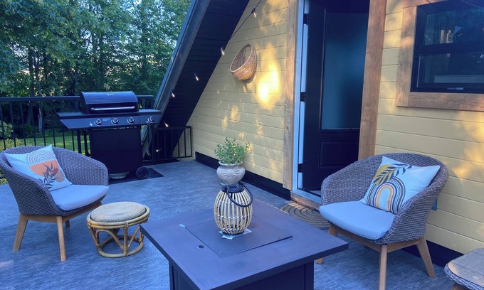 Sooke Cabaña | Seaside Perch - a Cozy Cottage near the beach.