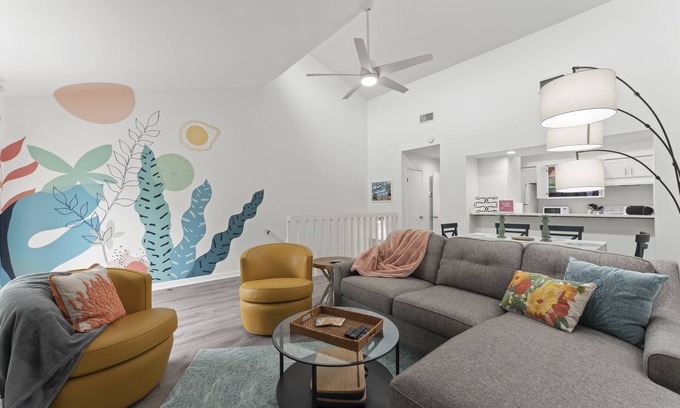 Jacksonville Beach Casa | Seaside Retreat: Short walk to Beach, Dining & Shops! Fenced Yard, outdoor space