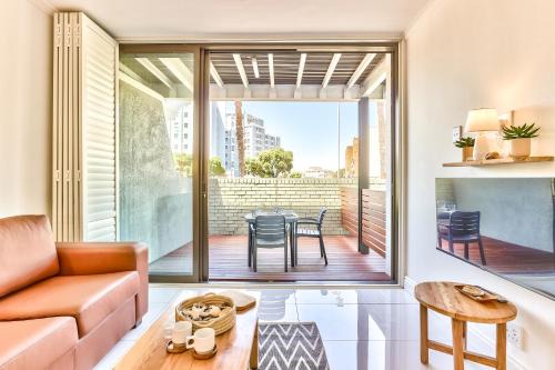 Three Anchor Bay Apartamento | Seaside Retreat with Amazing Views and No Loadshedding